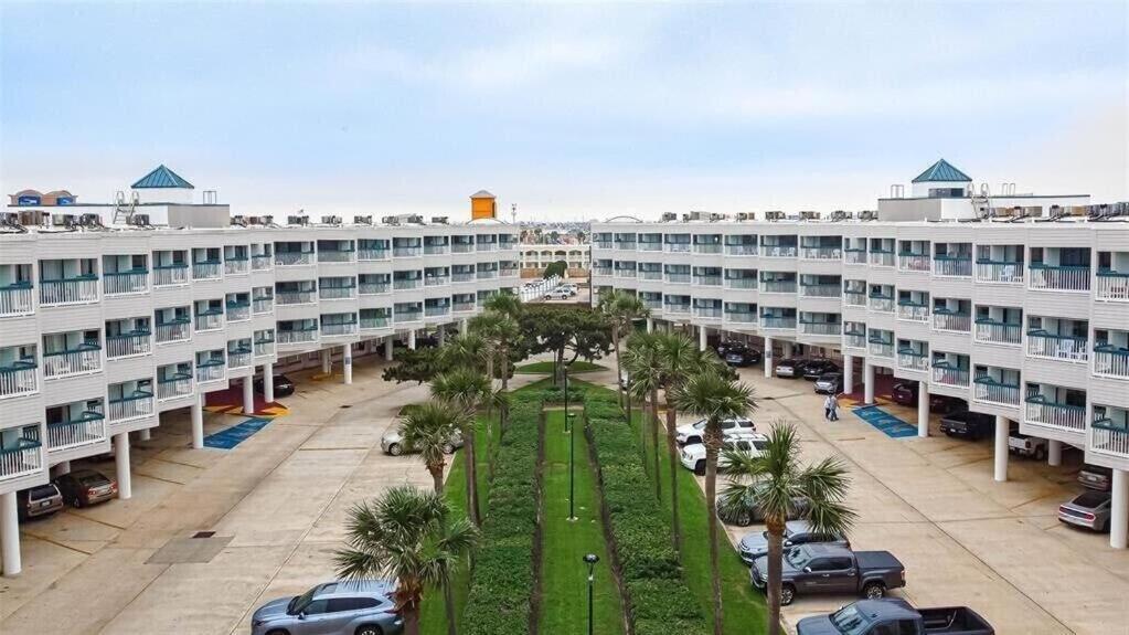 Sun Splashed Condo! Steps To Beach And 2 Pools Galveston Island Экстерьер фото