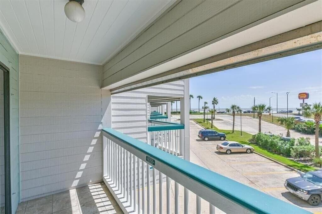 Sun Splashed Condo! Steps To Beach And 2 Pools Galveston Island Экстерьер фото