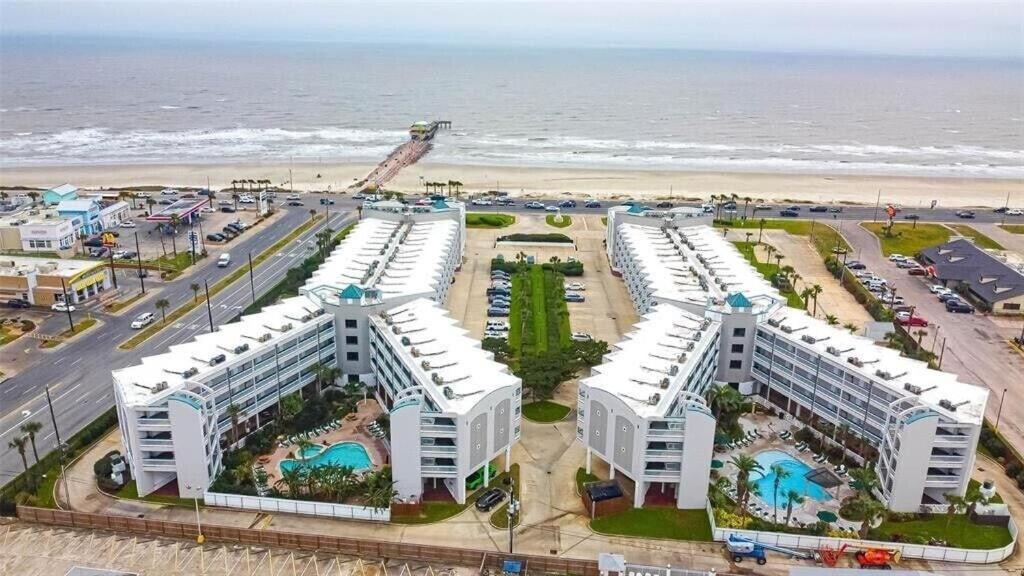 Sun Splashed Condo! Steps To Beach And 2 Pools Galveston Island Экстерьер фото