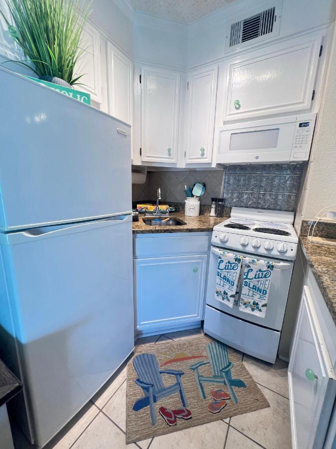 Sun Splashed Condo! Steps To Beach And 2 Pools Galveston Island Экстерьер фото